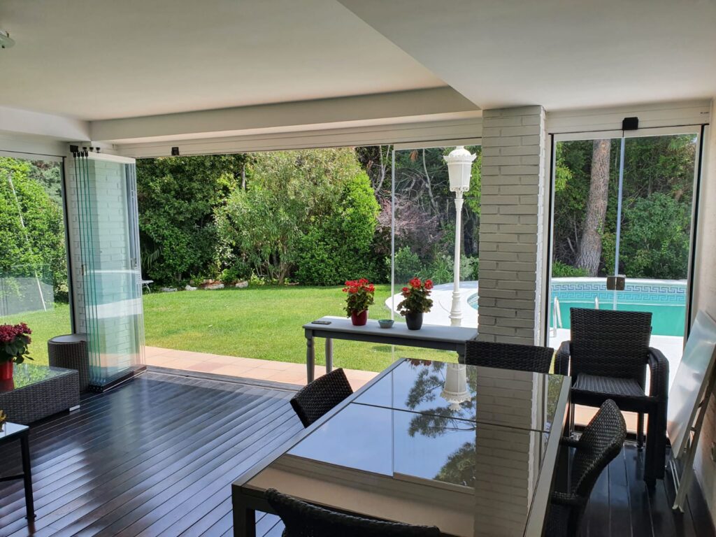 Tipos de cortinas de cristal: ¿cuál es mejor para tu casa? | Pérgolas ...