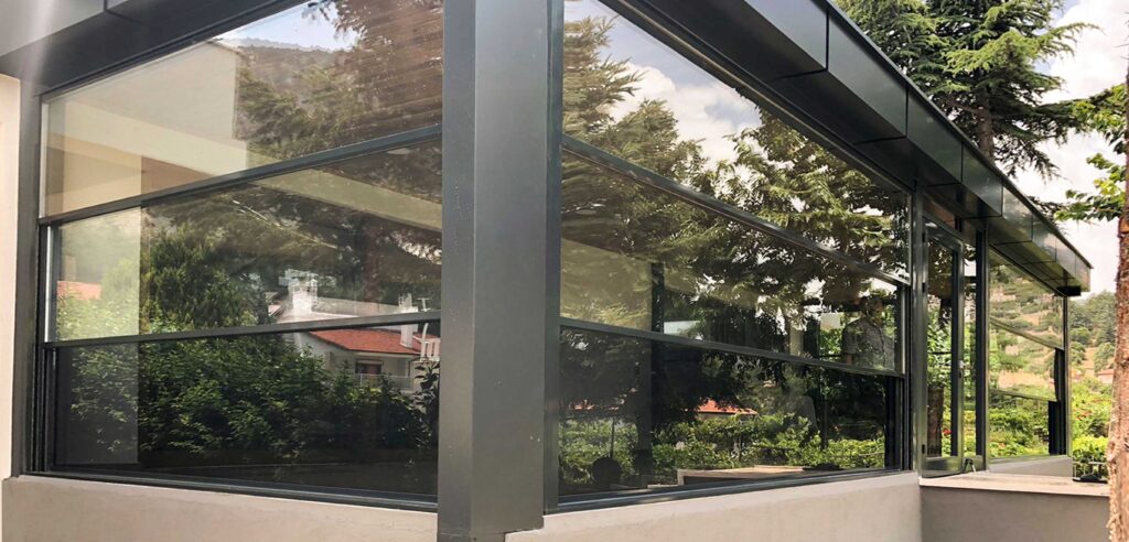 Tipos de cortinas de cristal: ¿cuál es mejor para tu casa? | Pérgolas ...