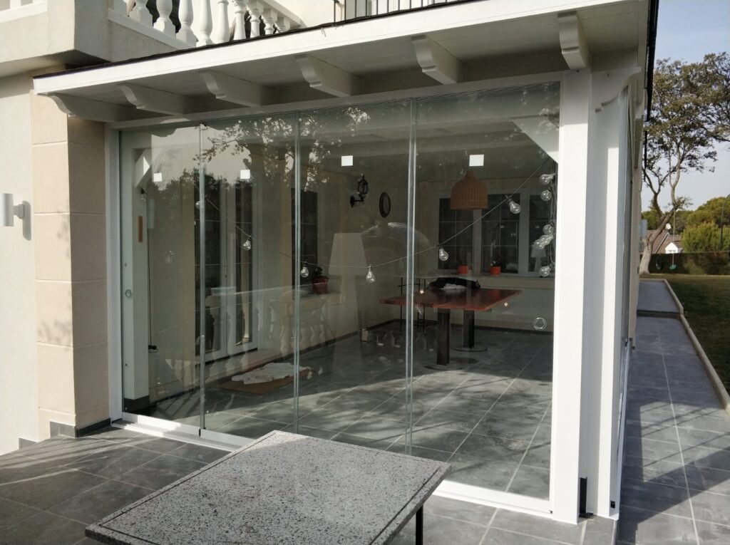 Tipos de cortinas de cristal: ¿cuál es mejor para tu casa? | Pérgolas ...