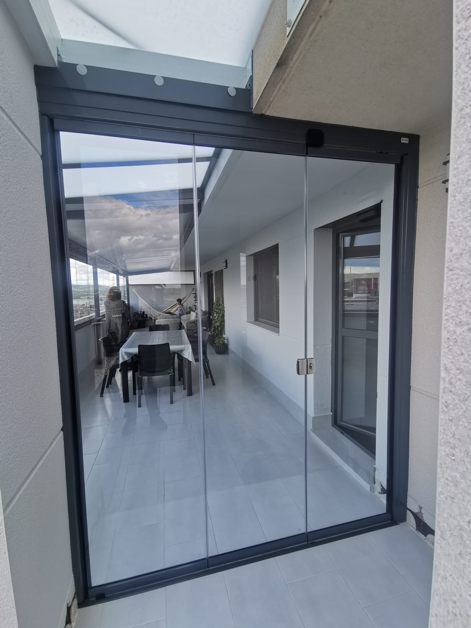 Cortinas de cristal plegables en un ático | Pérgolas en Madrid
