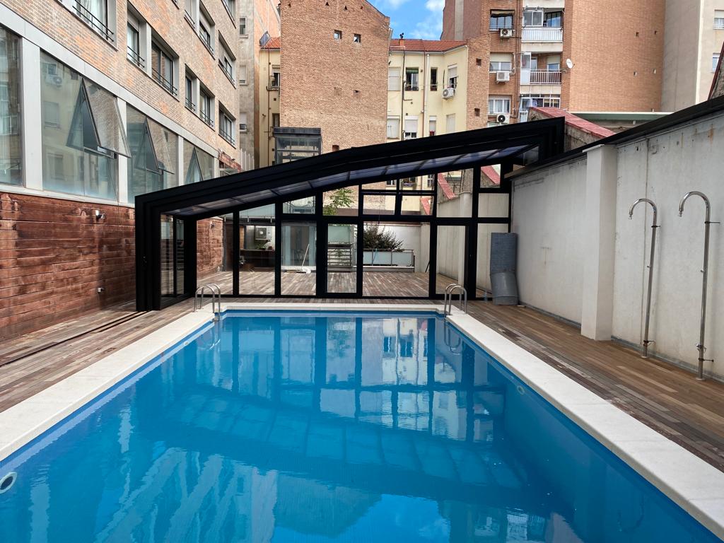 Cubierta de piscina en el patio de un edificio | Pérgolas en Madrid