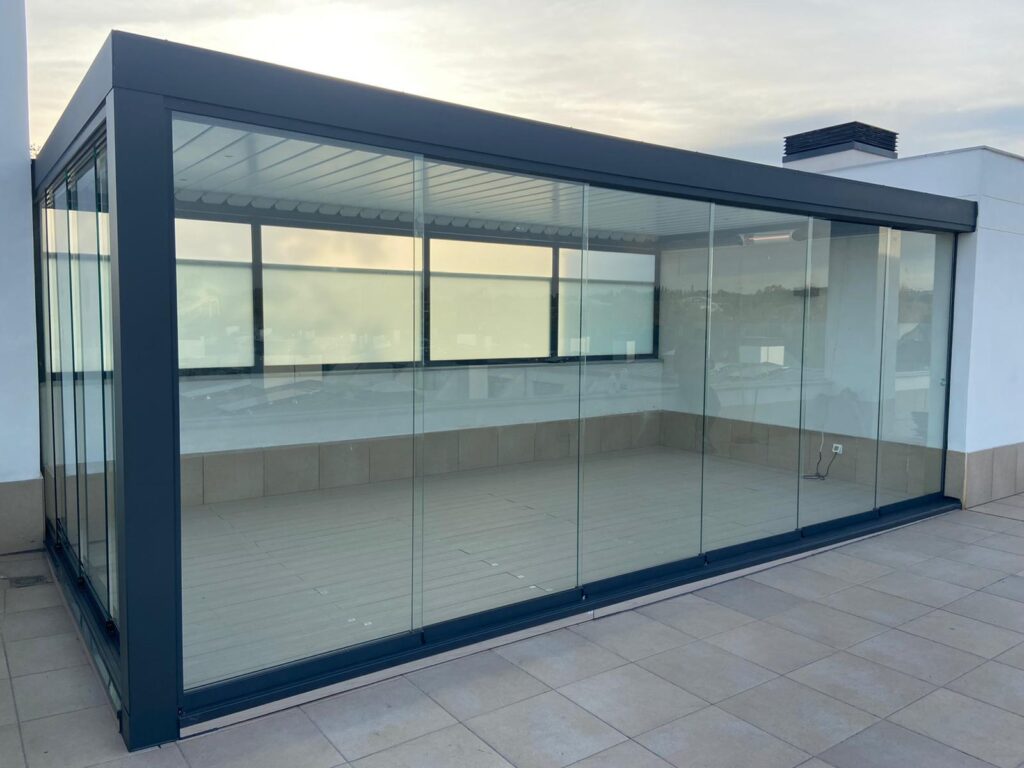 Cerramientos de cristal sin perfilería: Guía definitiva